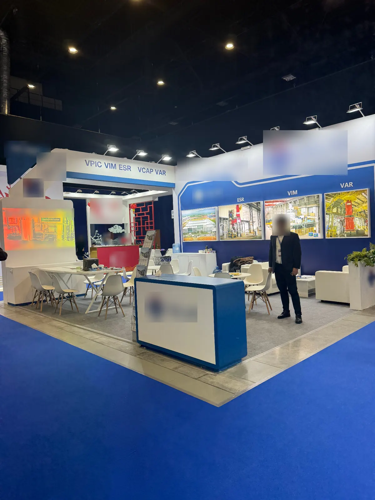 Uluslararası metal fuarı, 2025. GZ Visions'ın bir Çinli endüstriyel ekipman üreticisi için teslim ettiği 42 m² iki cepheli köşe stand. Müşteri logoları bulanıklaştırıldı.