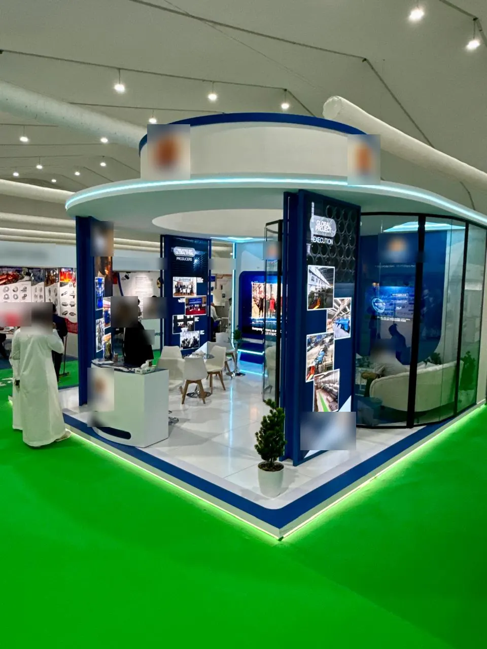 Riyad, Suudi Arabistan, 2025. GZ Visions'ın bir Çinli endüstriyel ekipman üreticisi için teslim ettiği 36 m² köşe stand. Müşteri logoları bulanıklaştırıldı.